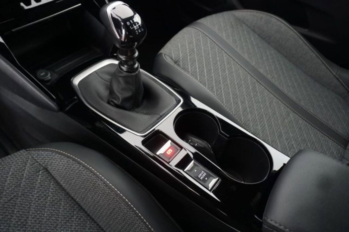 Peugeot 2008 1.2 puretech Allure s&s 100cv (13)
