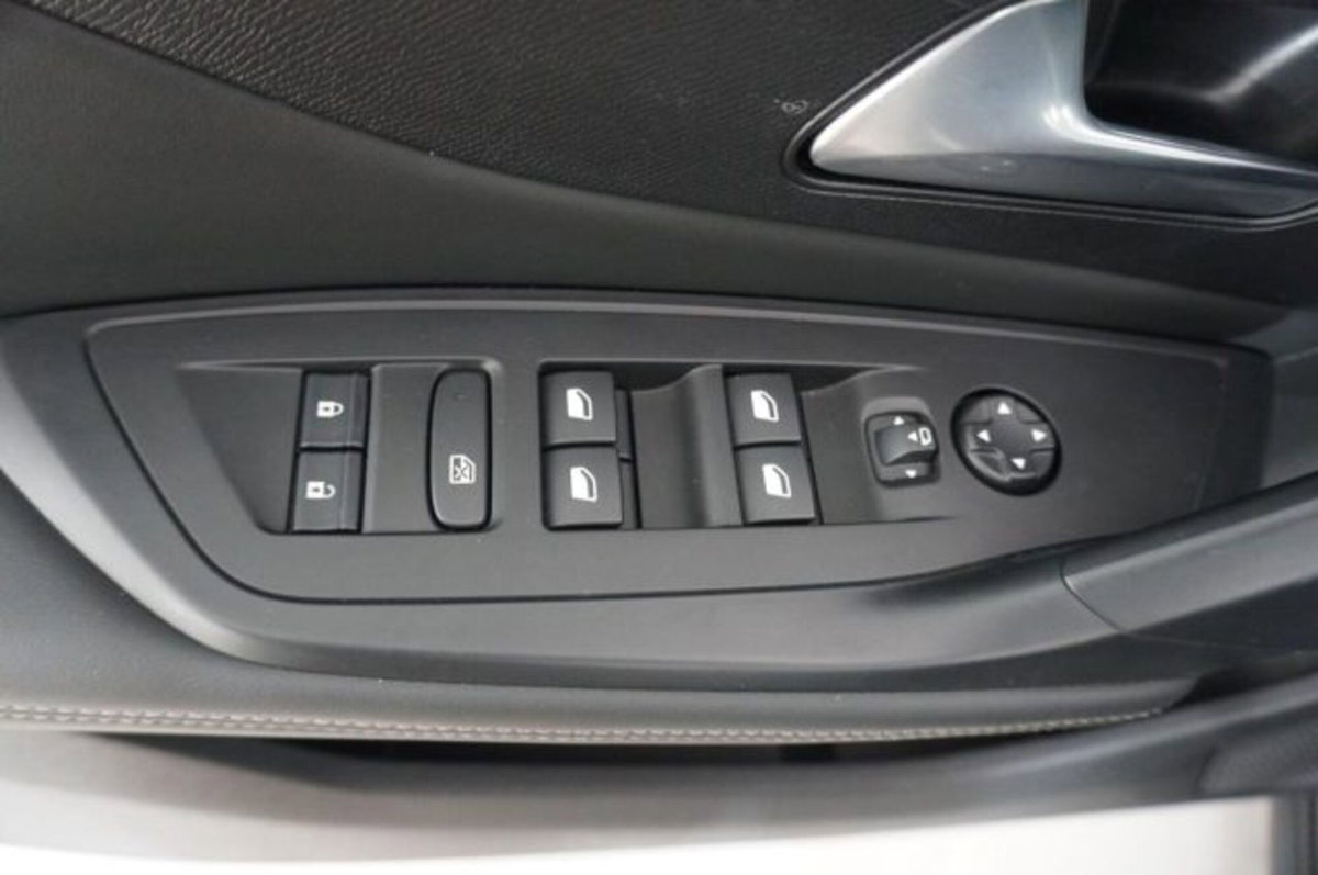 Peugeot 408 1.2 hybrid Allure 136cv e-dsc6 (19)