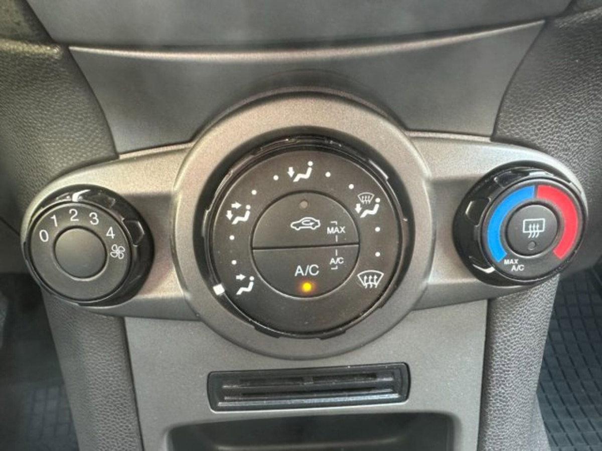 Ford Fiesta 1.5 TDCi 75CV 3 porte Titanium (10)