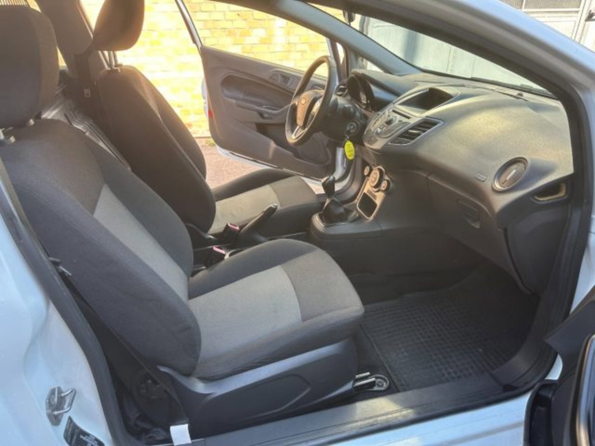 Ford Fiesta 1.5 TDCi 75CV 3 porte Titanium (8)