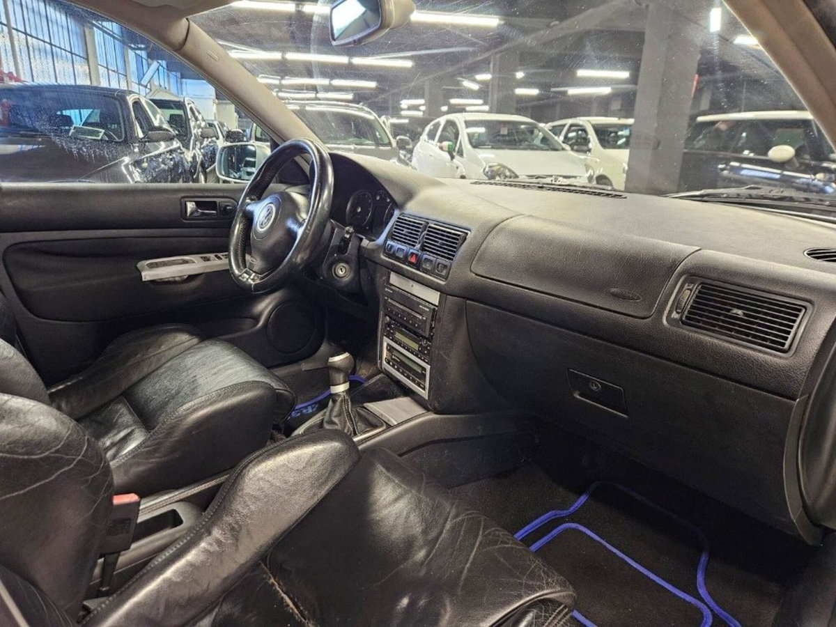 Volkswagen Golf 3.2 V6 cat 3 porte R32 (11)