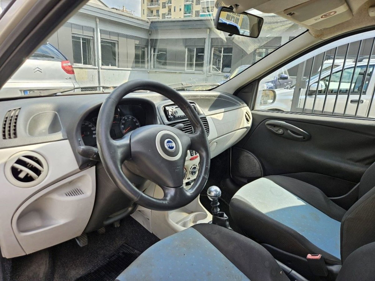 Fiat Punto 1.2i cat 5 porte (4)