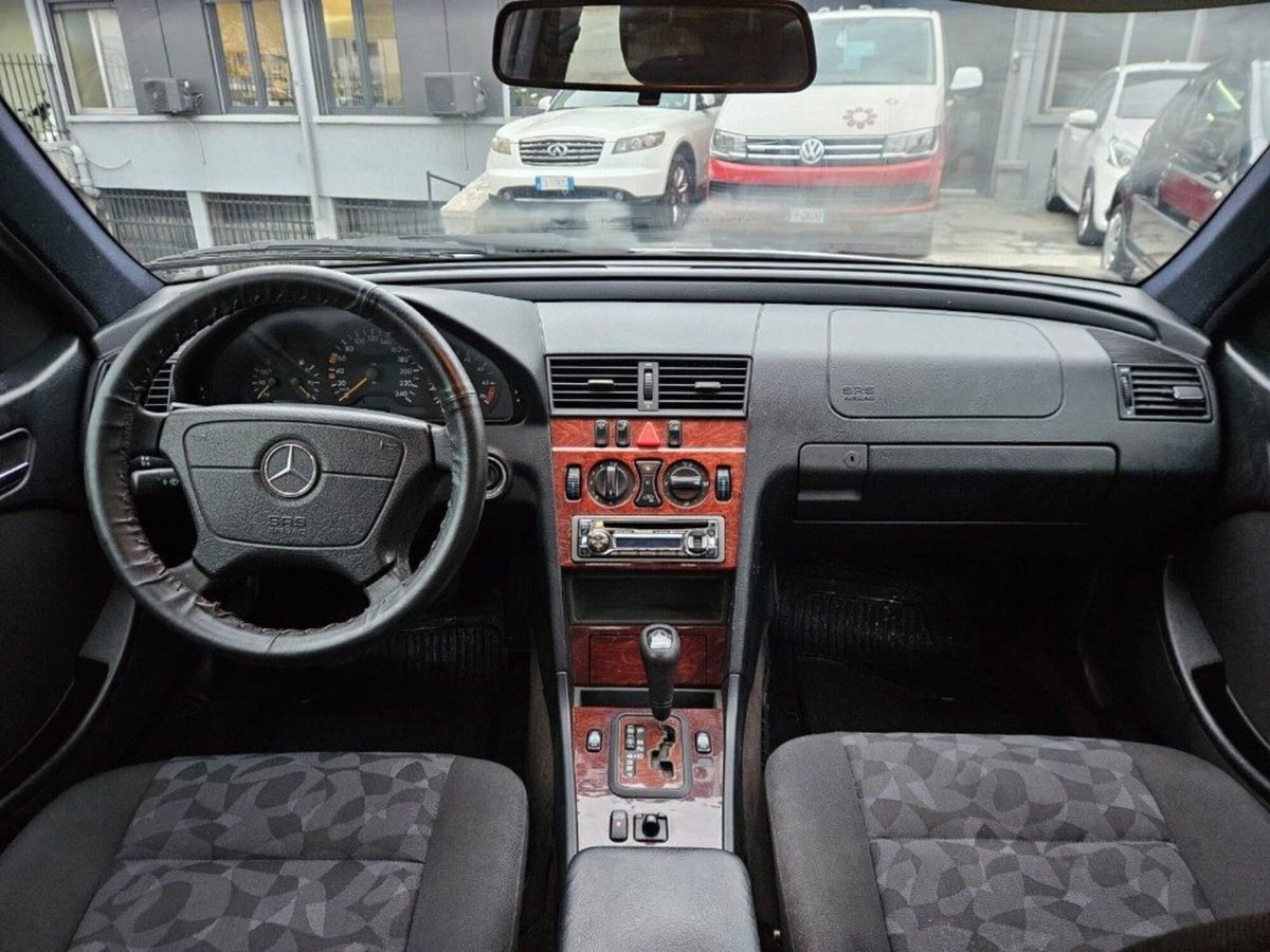 Mercedes-Benz Classe C 180 cat Classic (10)
