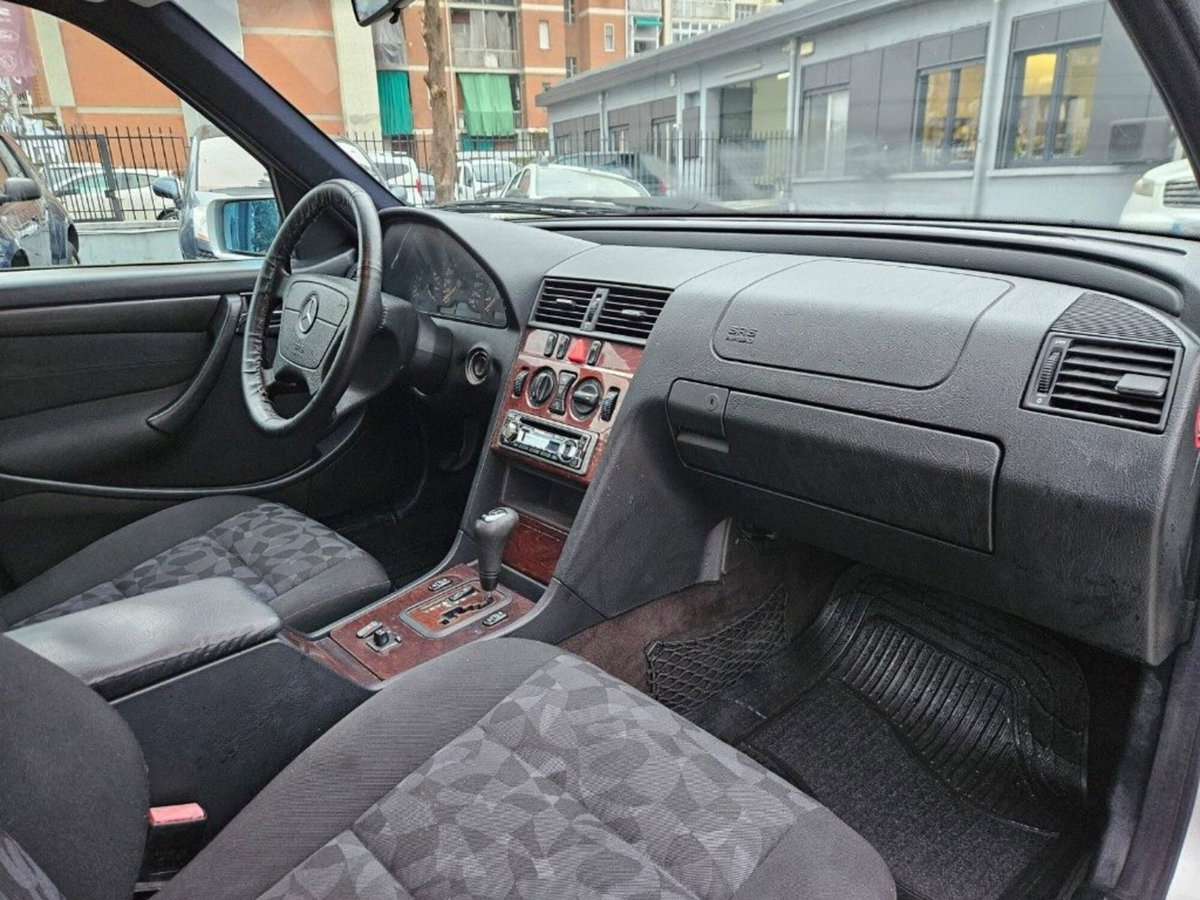Mercedes-Benz Classe C 180 cat Classic (11)