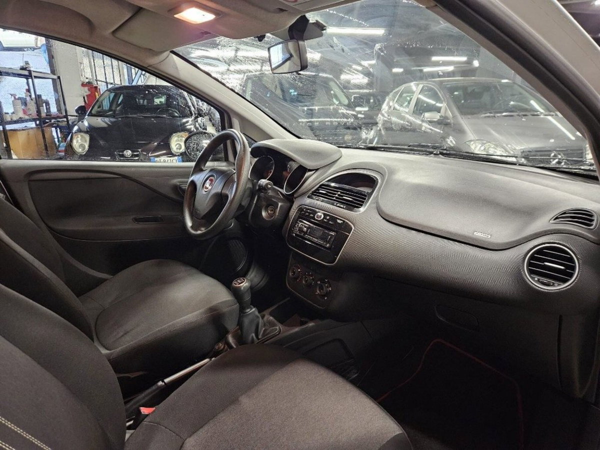 Fiat Punto 1.3 MJT II 75 CV 5 porte Young (11)