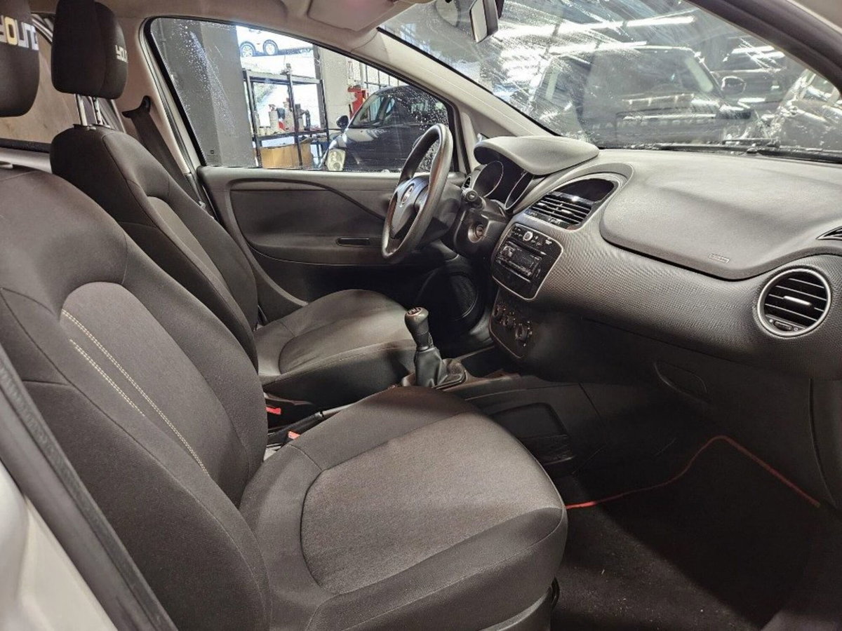 Fiat Punto 1.3 MJT II 75 CV 5 porte Young (12)