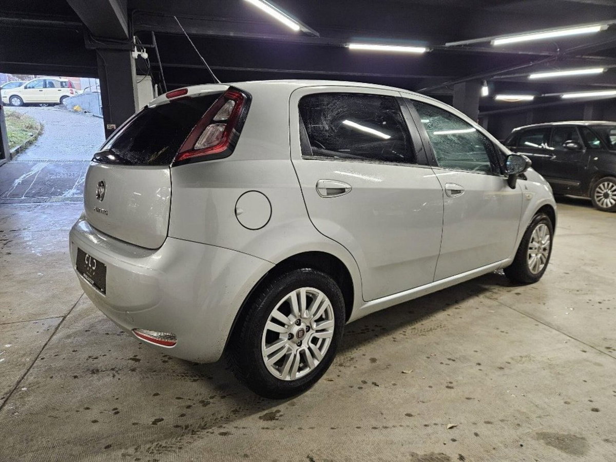 Fiat Punto 1.3 MJT II 75 CV 5 porte Young (4)