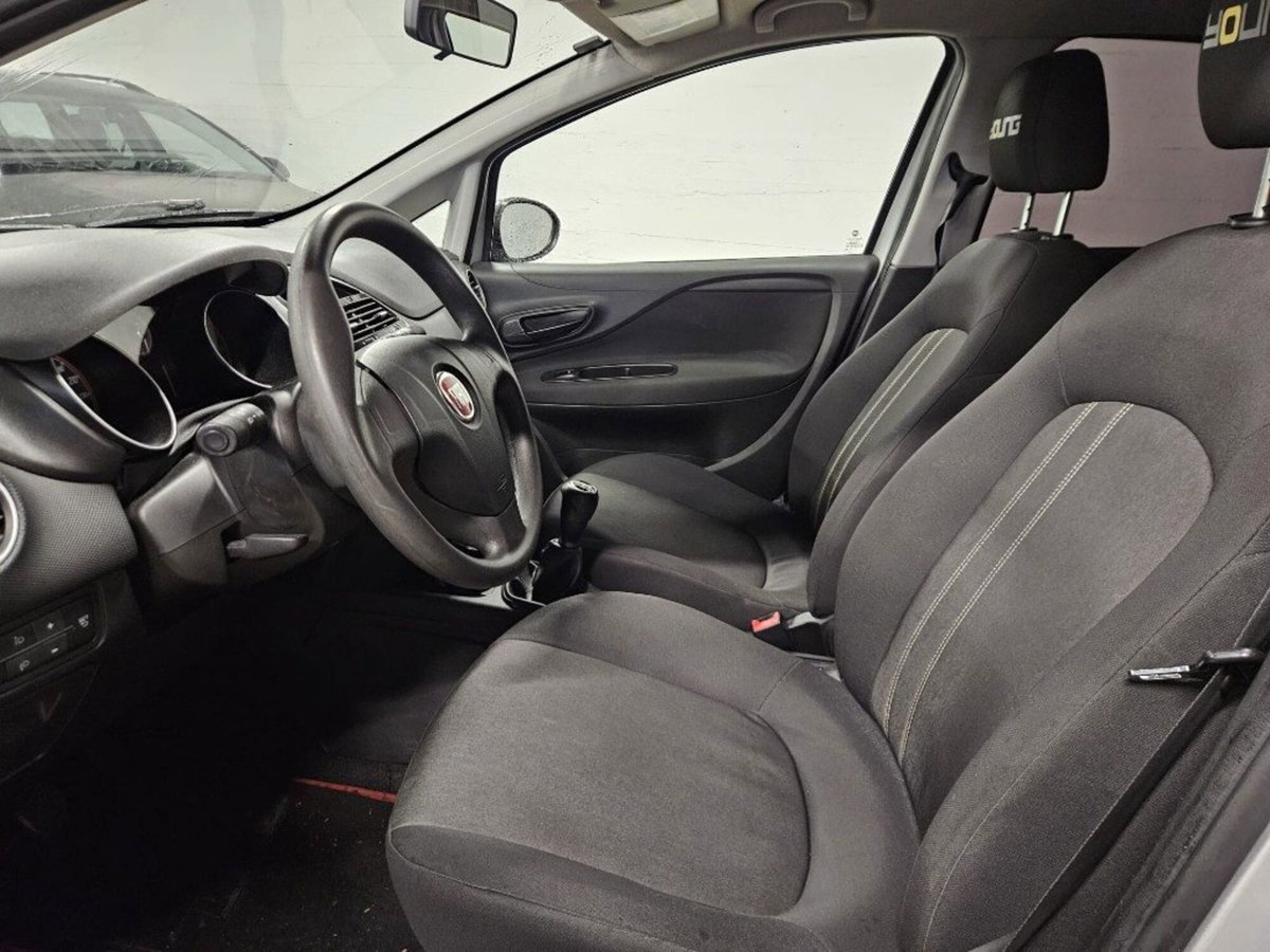 Fiat Punto 1.3 MJT II 75 CV 5 porte Young (8)