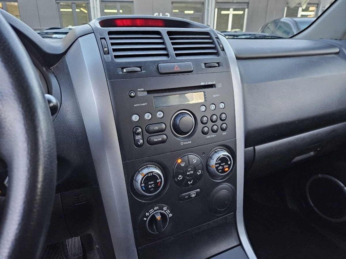 Suzuki Grand Vitara 1.9 DDiS 5 porte Crossover (14)