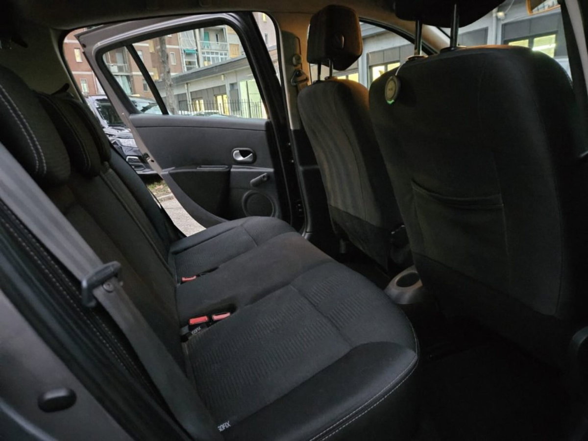 Renault Clio 1.2 16V TCE 105CV 5 porte Dynamique (12)