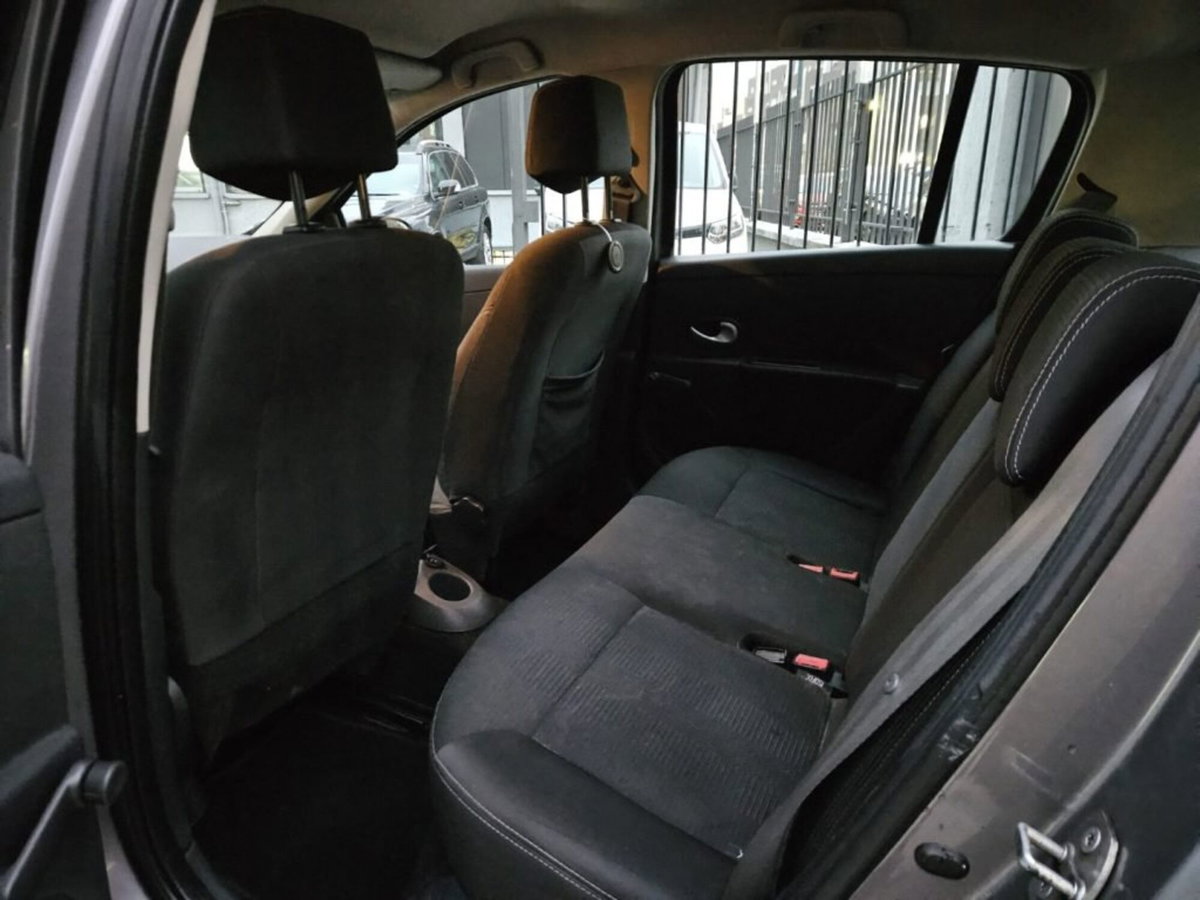 Renault Clio 1.2 16V TCE 105CV 5 porte Dynamique (9)