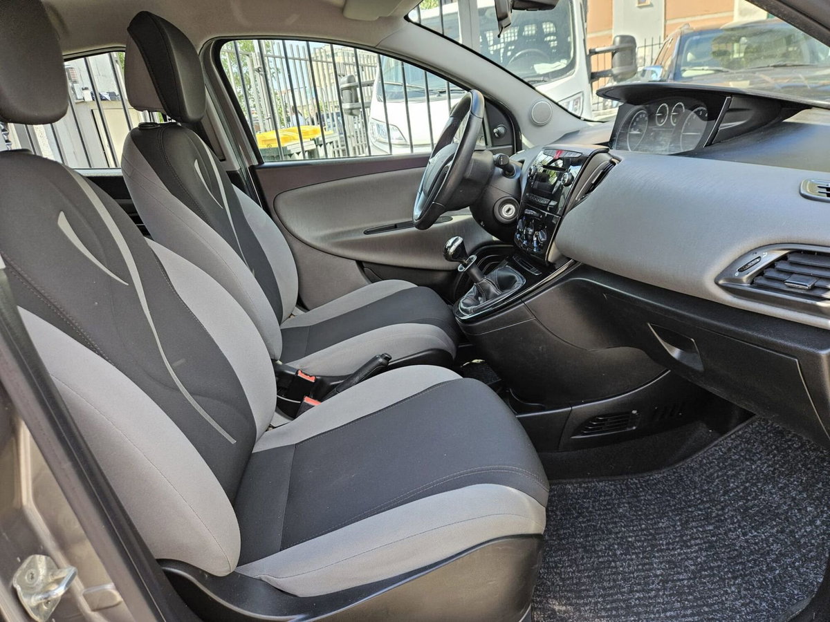 Lancia Ypsilon 1.2 69 CV 5 porte Silver (10)