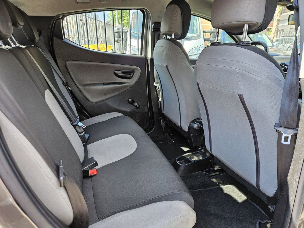 Lancia Ypsilon 1.2 69 CV 5 porte Silver (11)