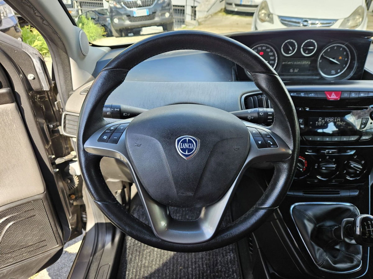 Lancia Ypsilon 1.2 69 CV 5 porte Silver (12)