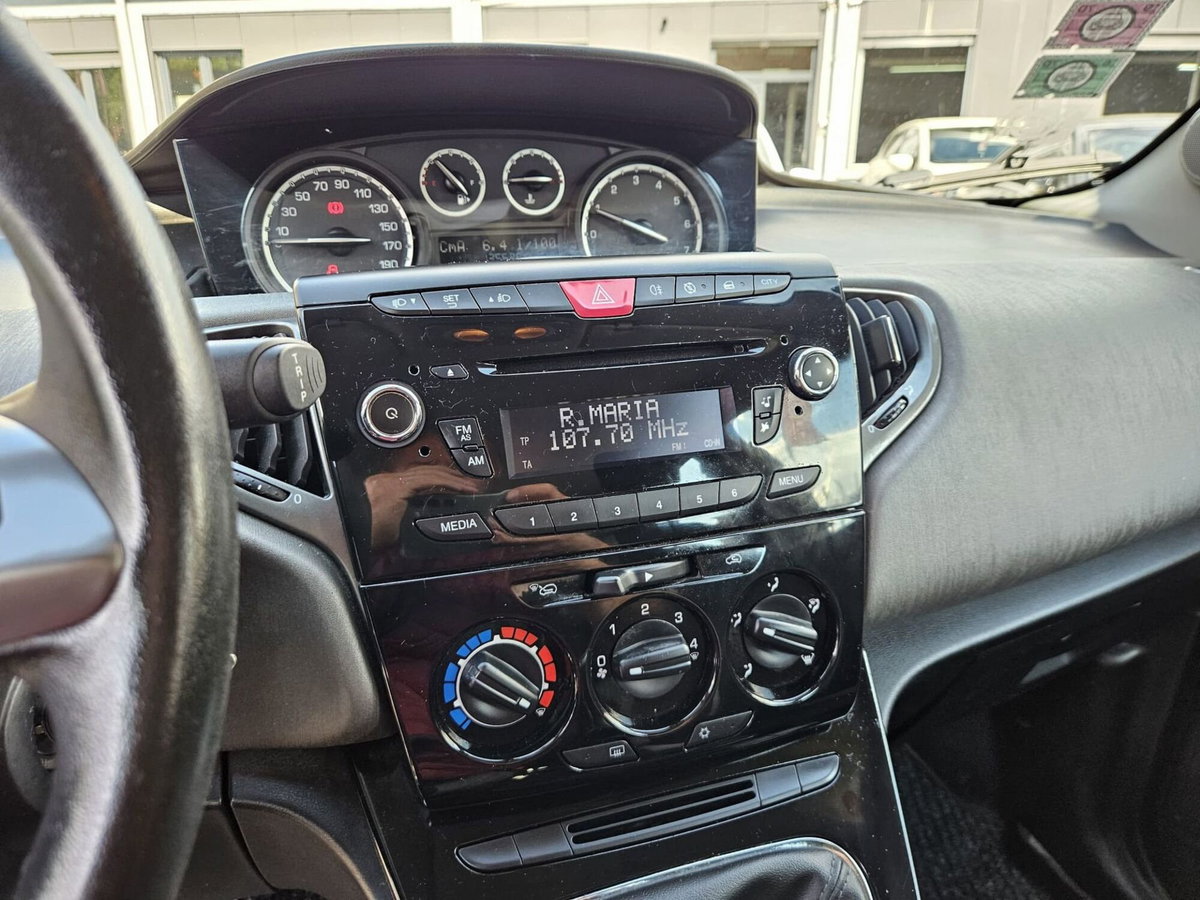 Lancia Ypsilon 1.2 69 CV 5 porte Silver (13)