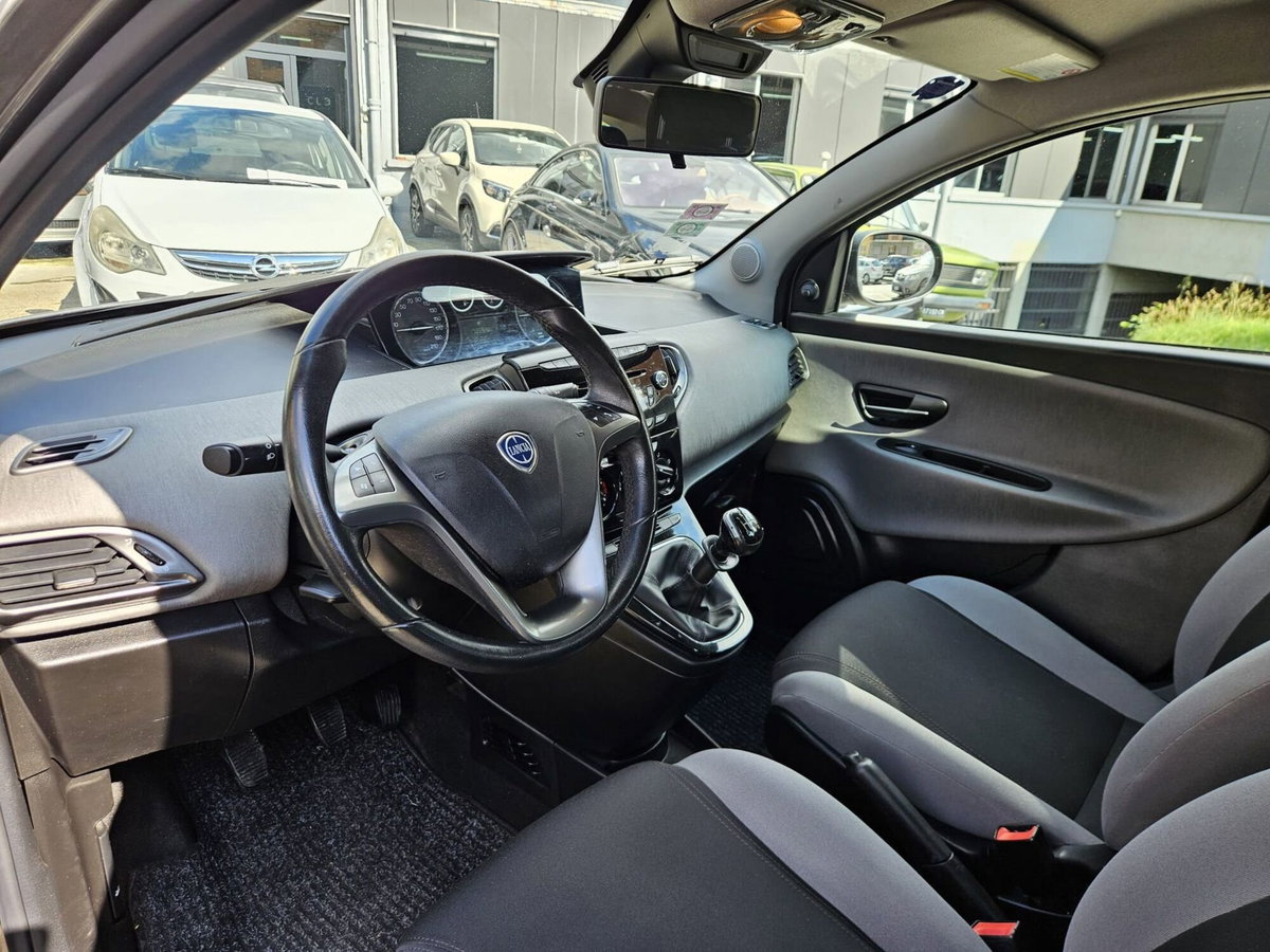 Lancia Ypsilon 1.2 69 CV 5 porte Silver (5)