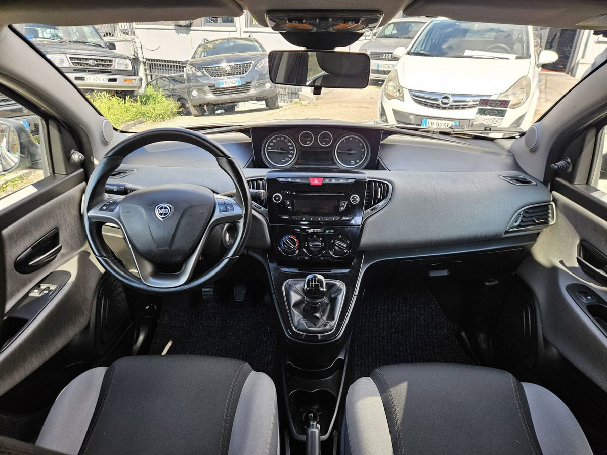 Lancia Ypsilon 1.2 69 CV 5 porte Silver (8)