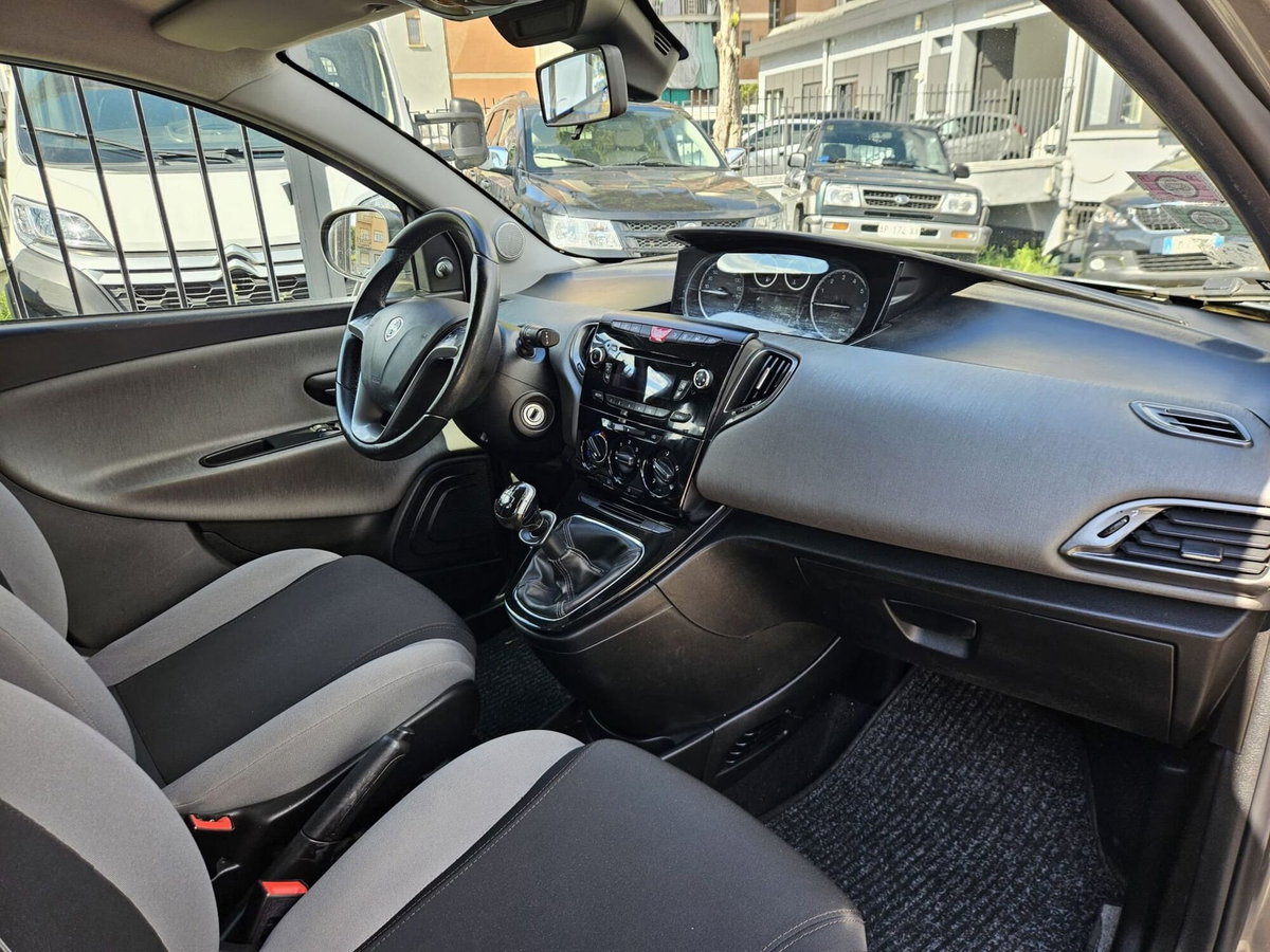Lancia Ypsilon 1.2 69 CV 5 porte Silver (9)