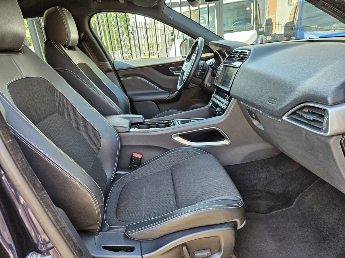 Jaguar F-Pace 2.0 D 180 CV AWD R-Sport (10)