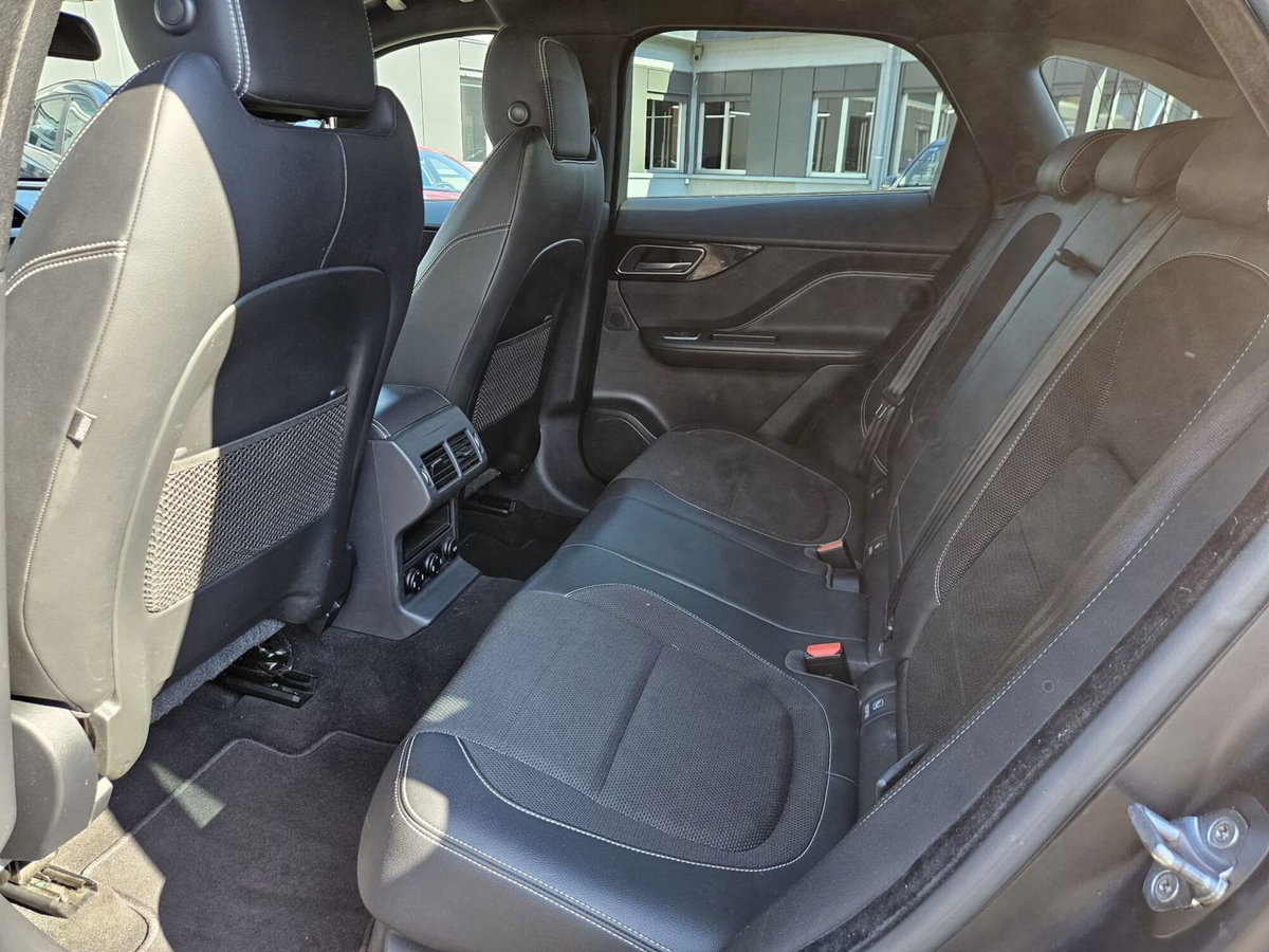 Jaguar F-Pace 2.0 D 180 CV AWD R-Sport (11)