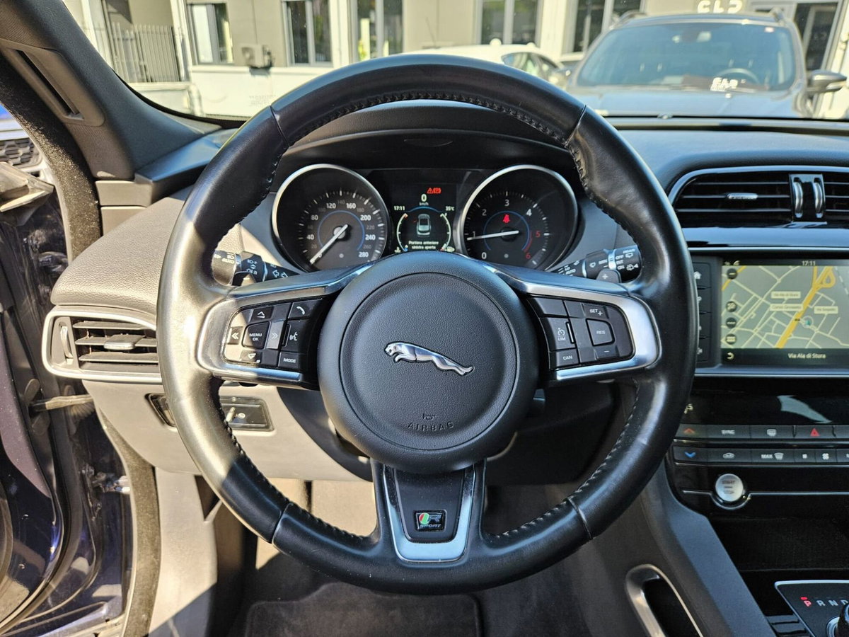 Jaguar F-Pace 2.0 D 180 CV AWD R-Sport (13)