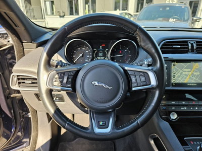 Jaguar F-Pace 2.0 D 180 CV AWD R-Sport (13)