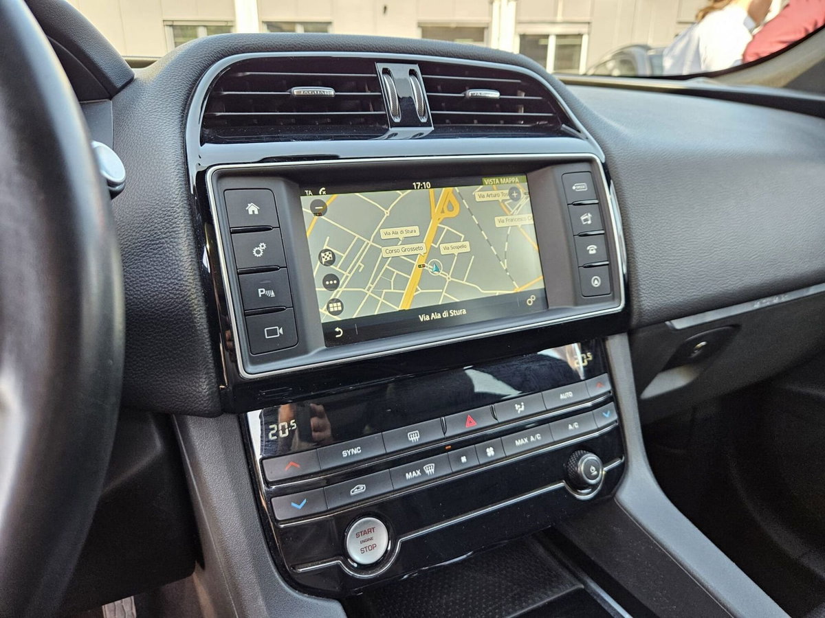 Jaguar F-Pace 2.0 D 180 CV AWD R-Sport (14)