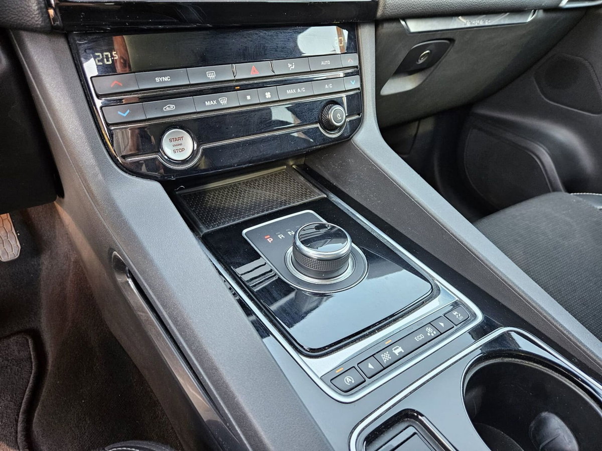 Jaguar F-Pace 2.0 D 180 CV AWD R-Sport (15)