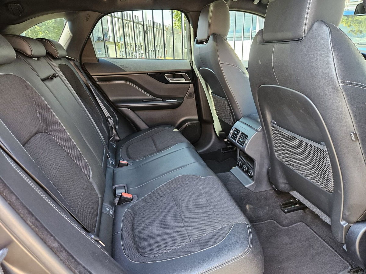 Jaguar F-Pace 2.0 D 180 CV AWD R-Sport (17)