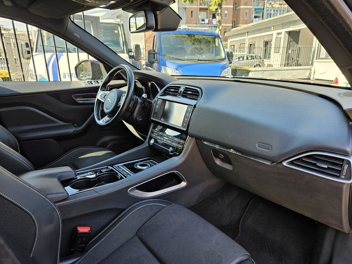 Jaguar F-Pace 2.0 D 180 CV AWD R-Sport (18)