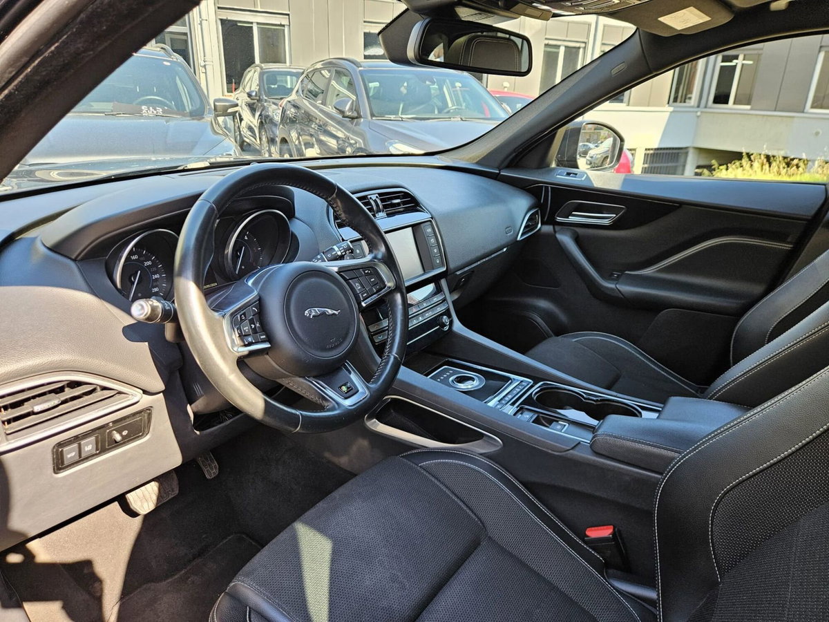 Jaguar F-Pace 2.0 D 180 CV AWD R-Sport (7)