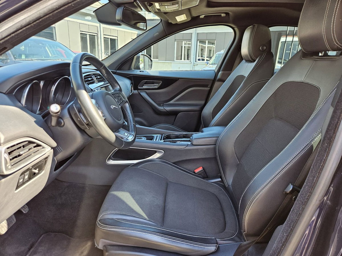 Jaguar F-Pace 2.0 D 180 CV AWD R-Sport (8)
