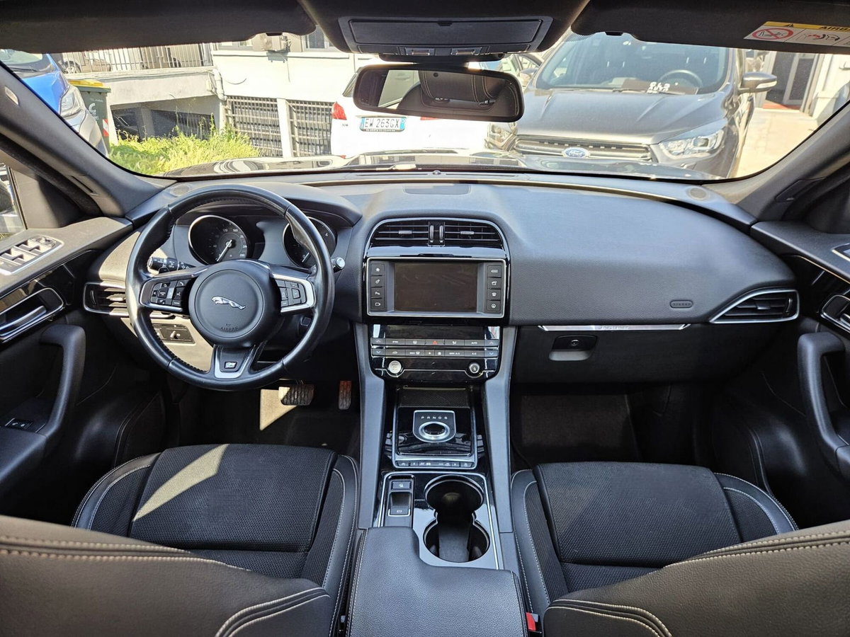 Jaguar F-Pace 2.0 D 180 CV AWD R-Sport (9)