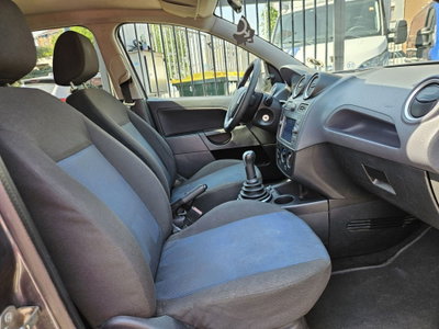 Ford Fiesta 1.4 16V 5p. Ghia (10)