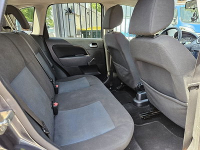Ford Fiesta 1.4 16V 5p. Ghia (11)