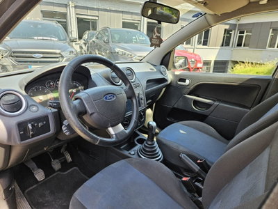 Ford Fiesta 1.4 16V 5p. Ghia (6)