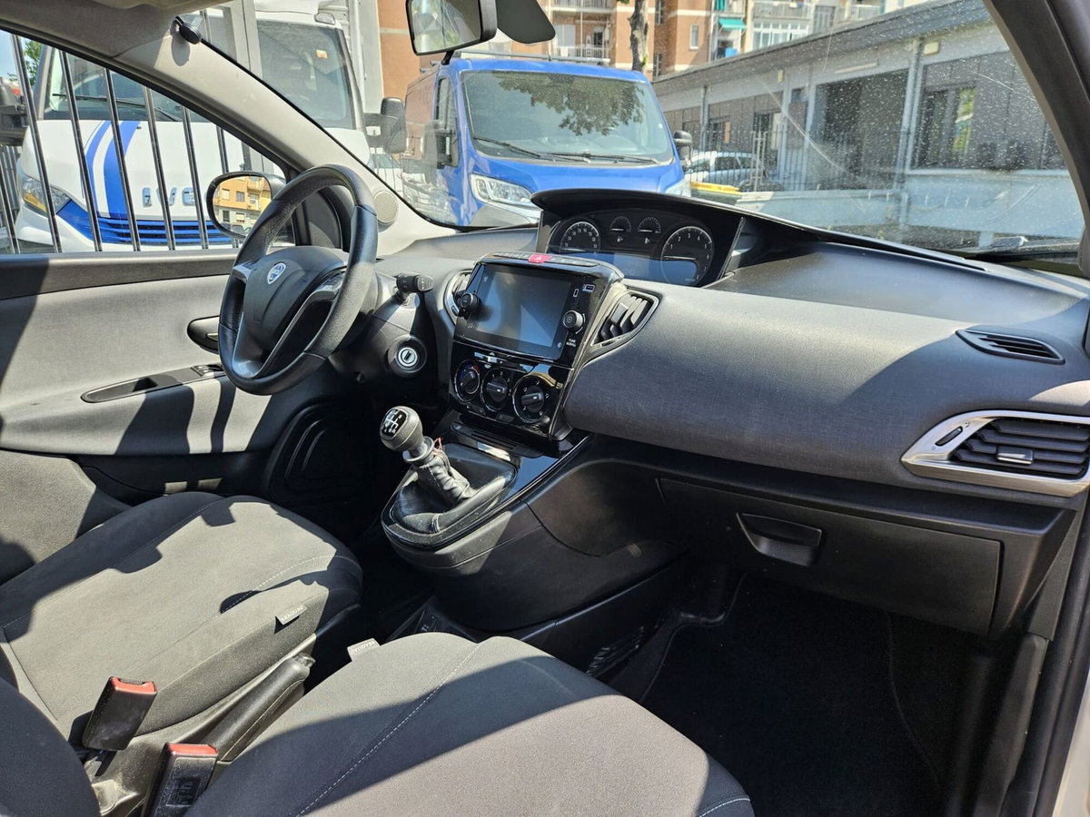 Lancia Ypsilon 1.0 FireFly 5 porte S&S Hybrid Ecochic Silver (11)