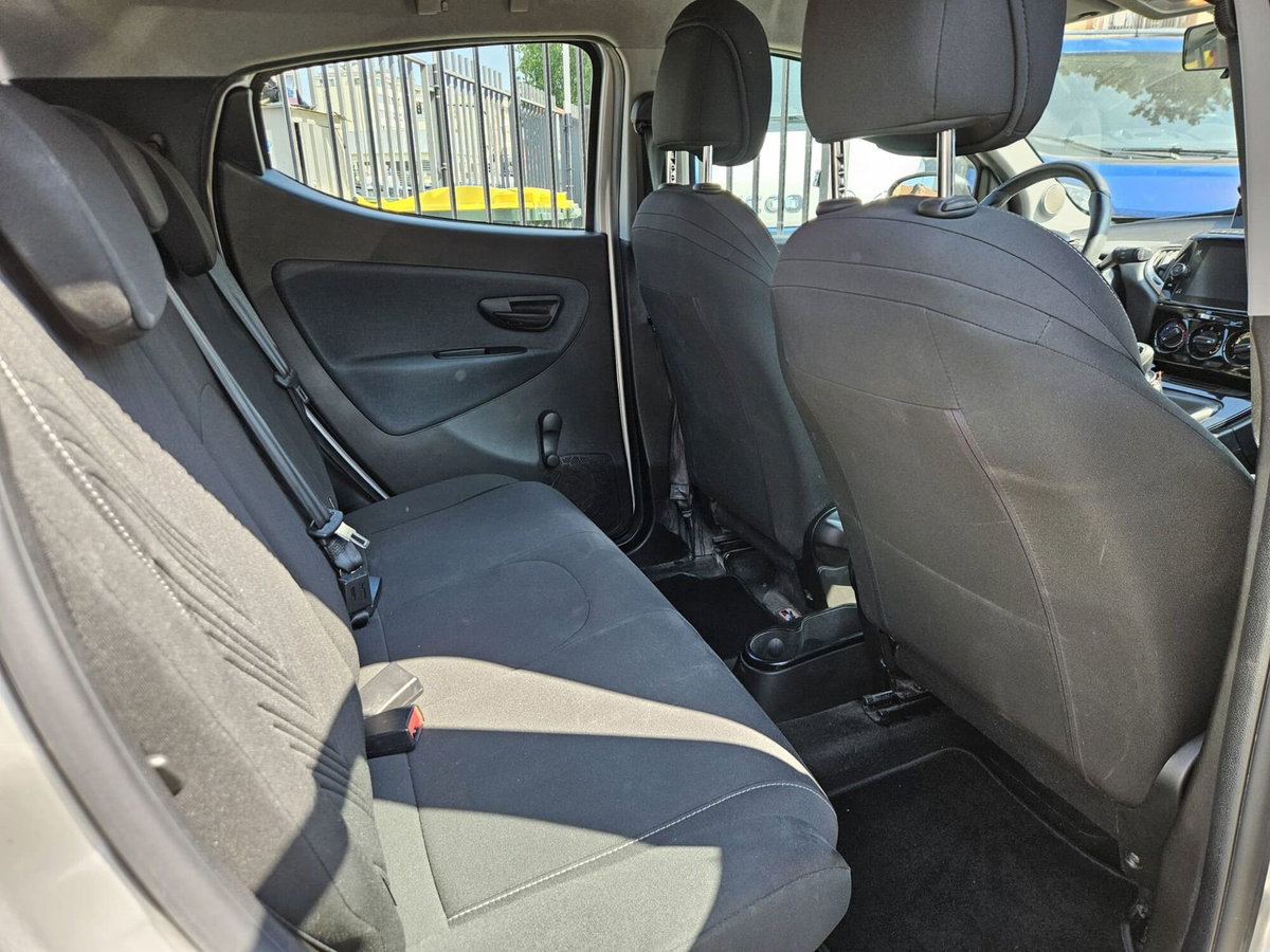 Lancia Ypsilon 1.0 FireFly 5 porte S&S Hybrid Ecochic Silver (13)