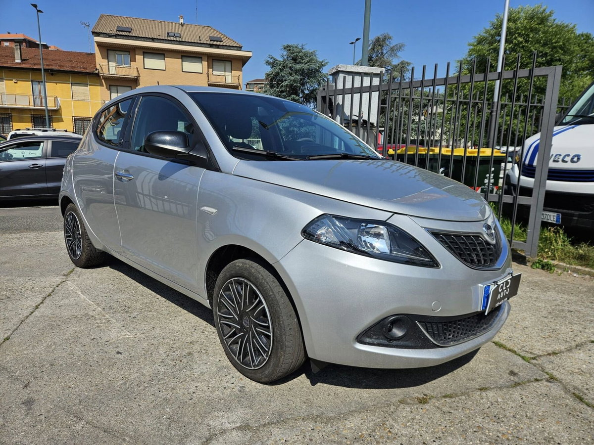 Lancia Ypsilon 1.0 FireFly 5 porte S&S Hybrid Ecochic Silver (3)