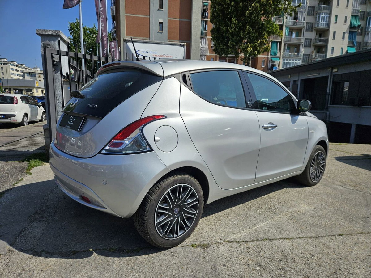 Lancia Ypsilon 1.0 FireFly 5 porte S&S Hybrid Ecochic Silver (4)