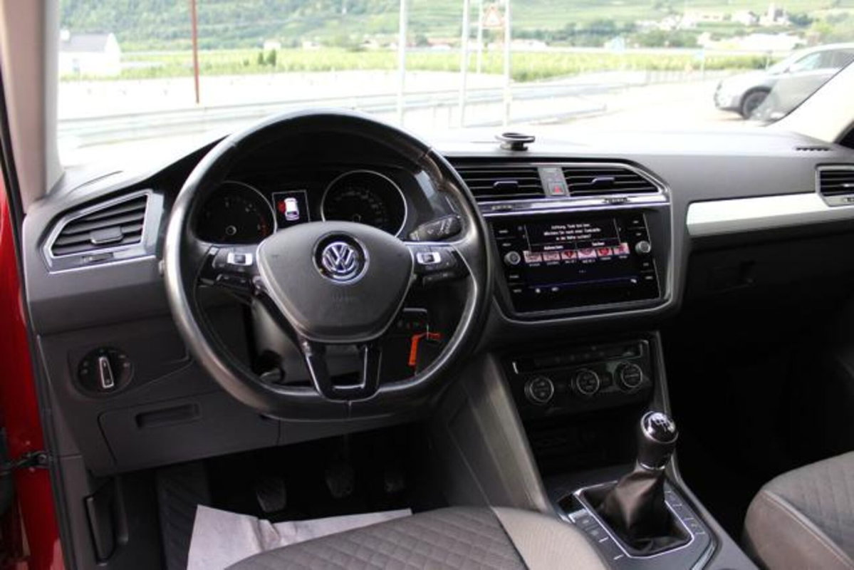 Volkswagen Tiguan 1.6 TDI SCR Sport BlueMotion Technology (9)