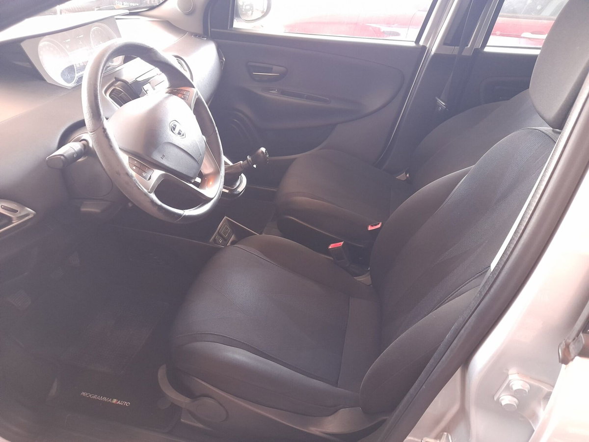 Lancia Ypsilon 1.2 69 CV 5 porte Platinum (4)