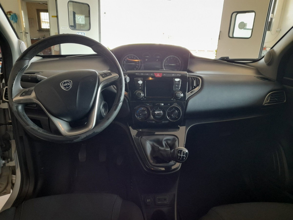 Lancia Ypsilon 1.2 69 CV 5 porte Platinum (6)