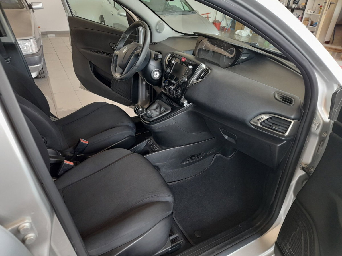 Lancia Ypsilon 1.2 69 CV 5 porte Platinum (7)