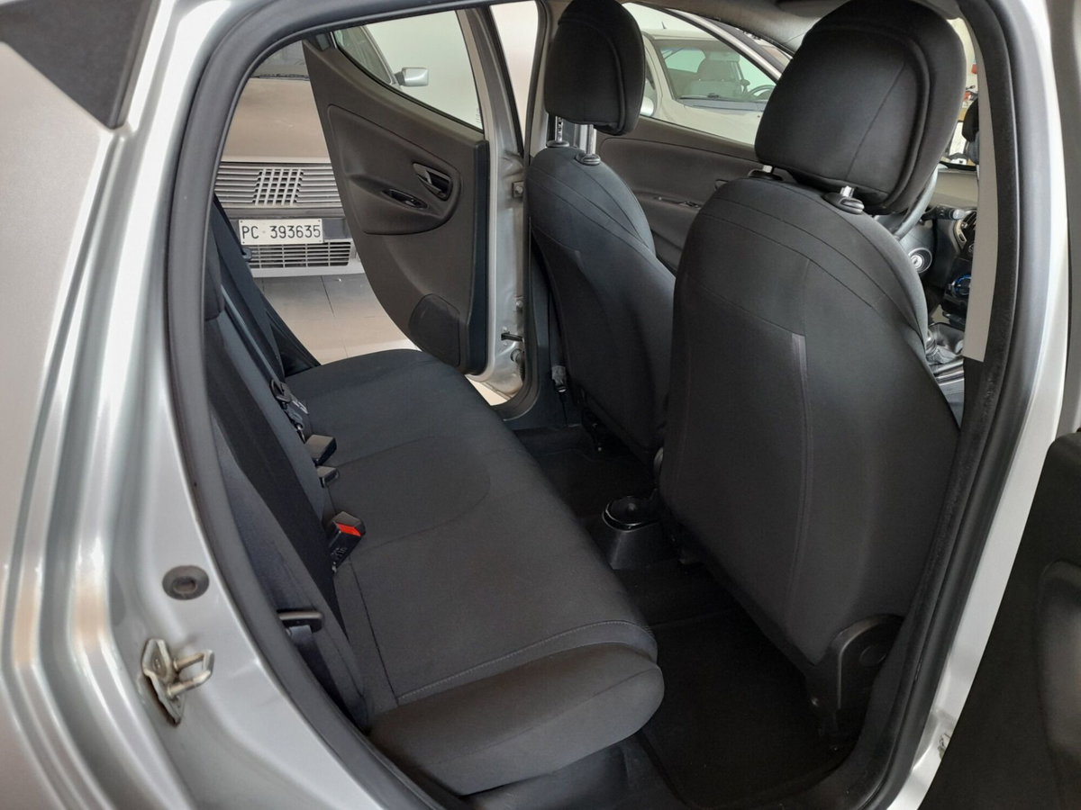 Lancia Ypsilon 1.2 69 CV 5 porte Platinum (9)