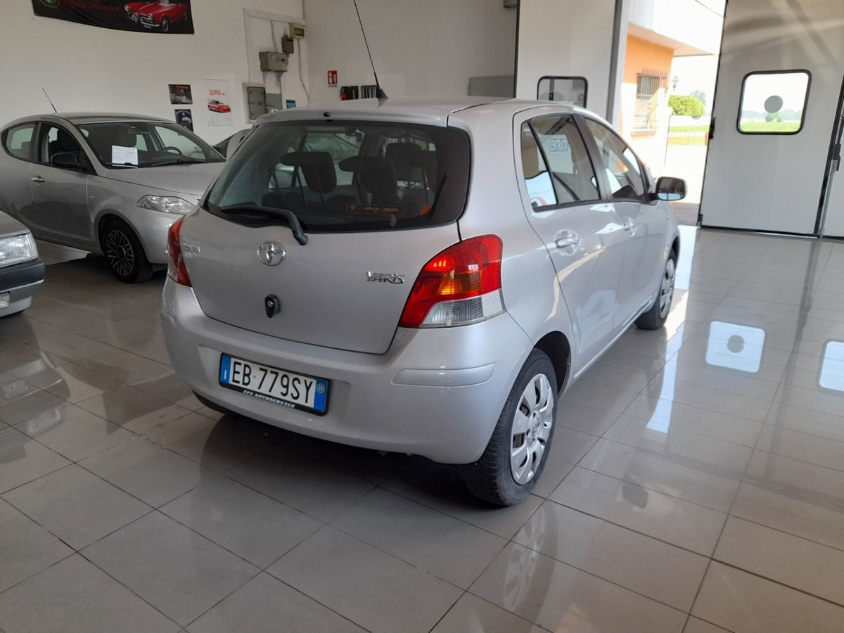 Toyota Yaris 1.0 5 porte Now (10)