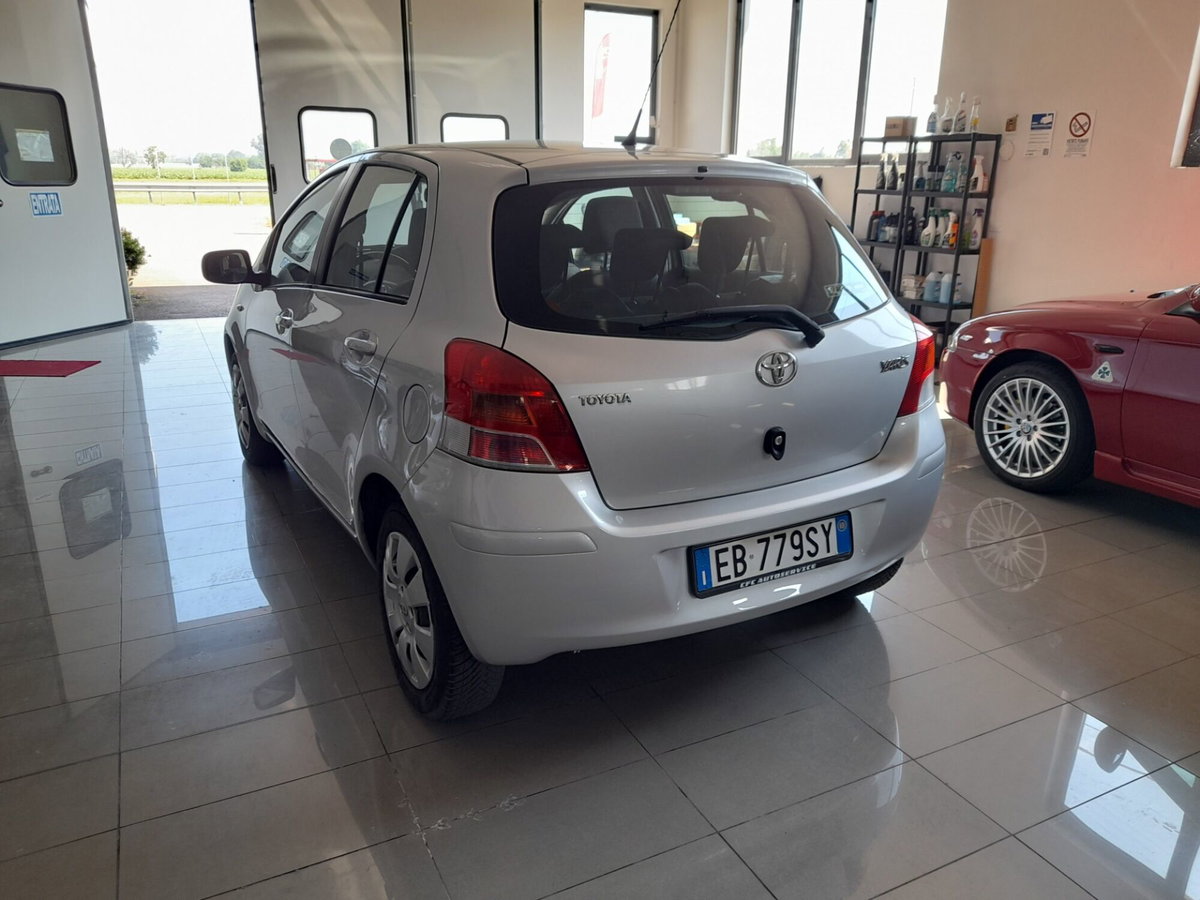 Toyota Yaris 1.0 5 porte Now (12)