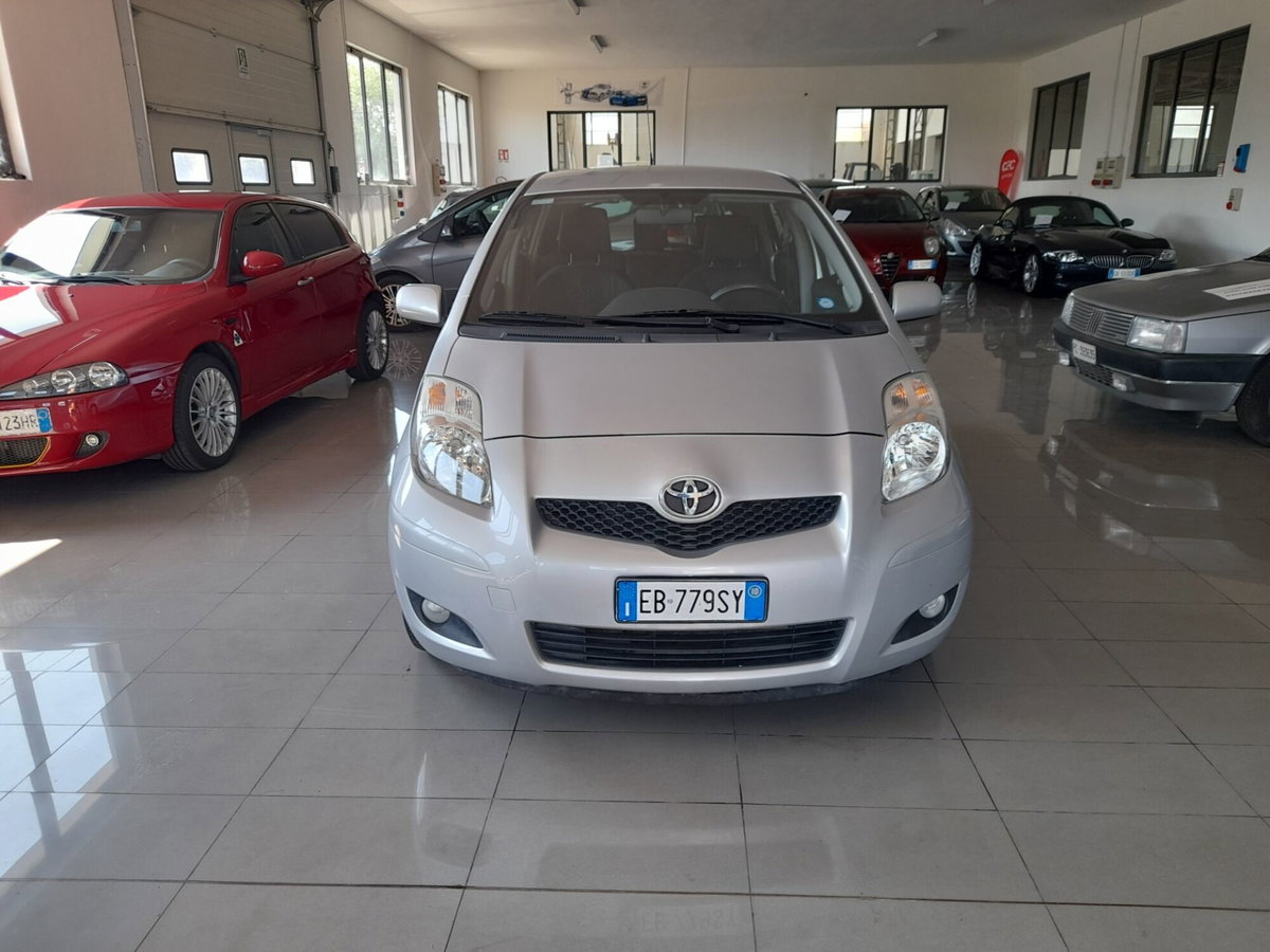 Toyota Yaris 1.0 5 porte Now (2)