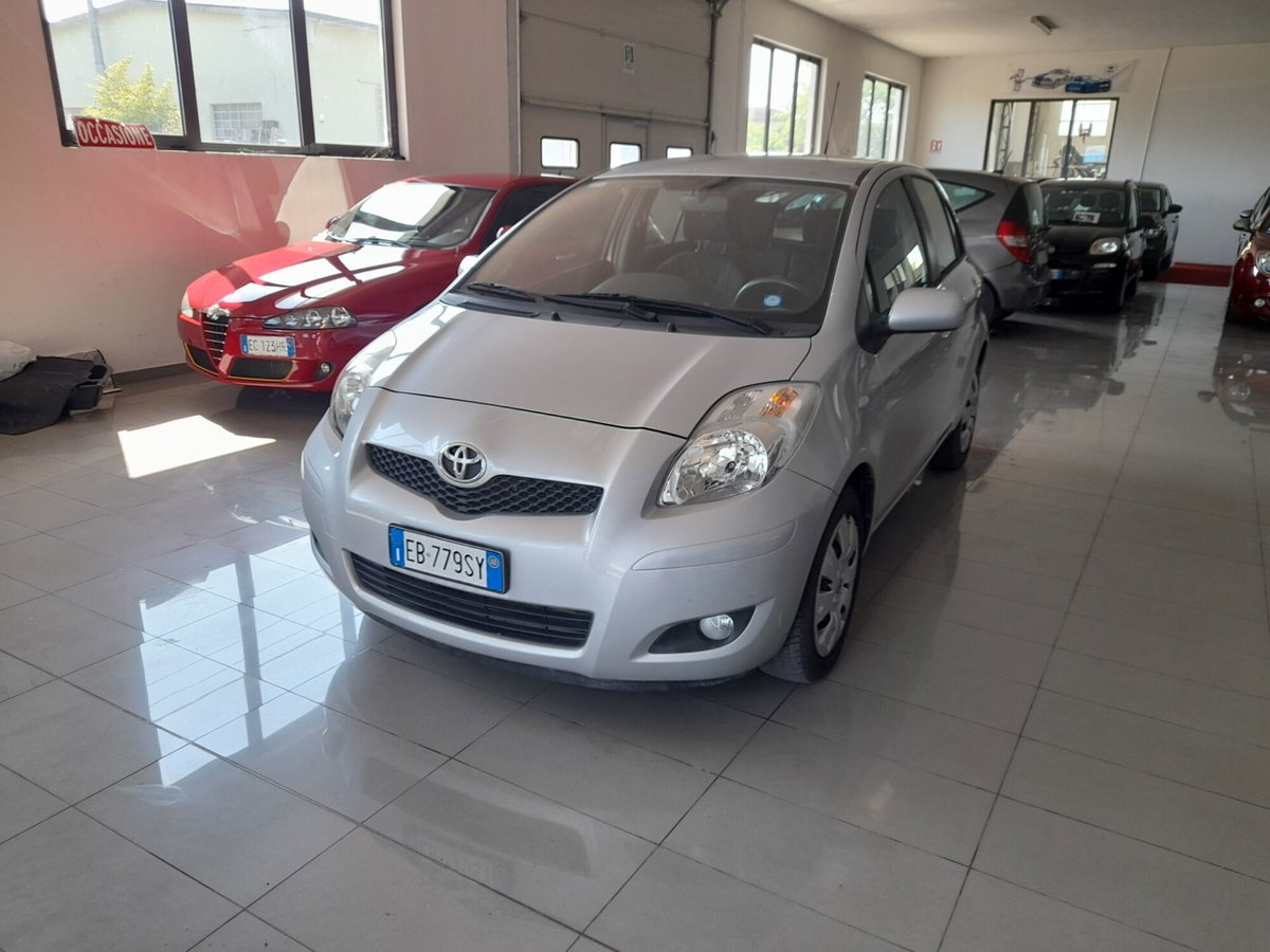 Toyota Yaris 1.0 5 porte Now (3)