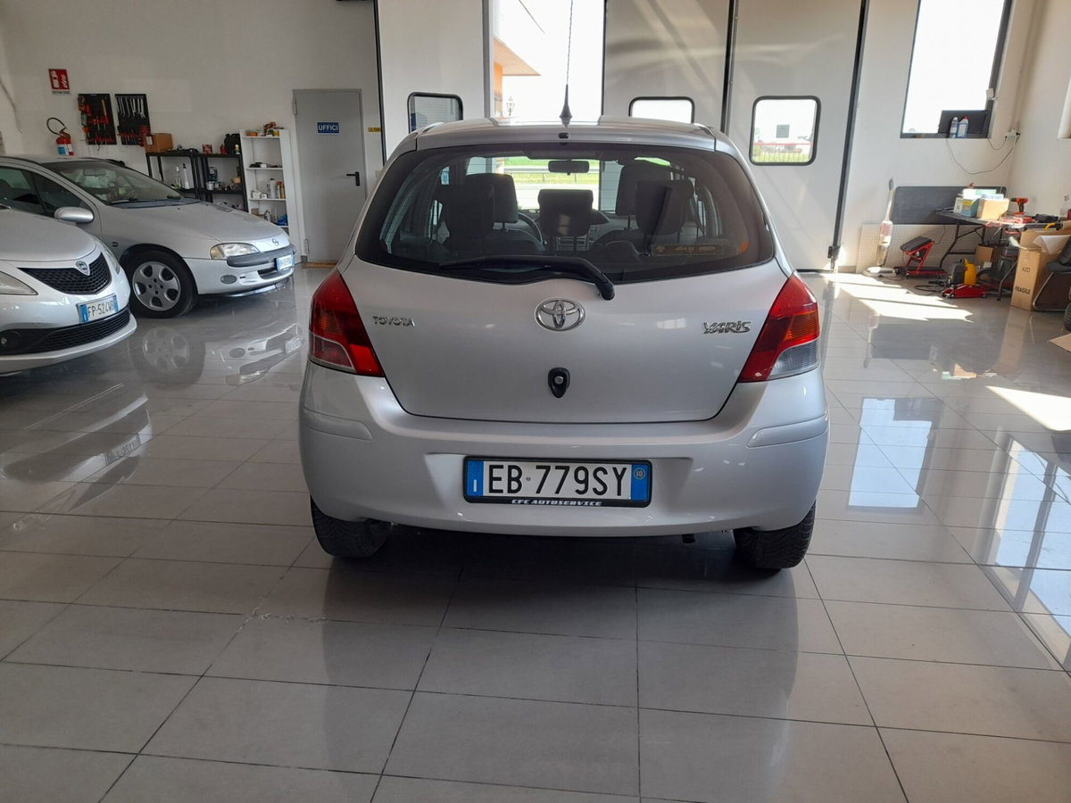 Toyota Yaris 1.0 5 porte Now (4)